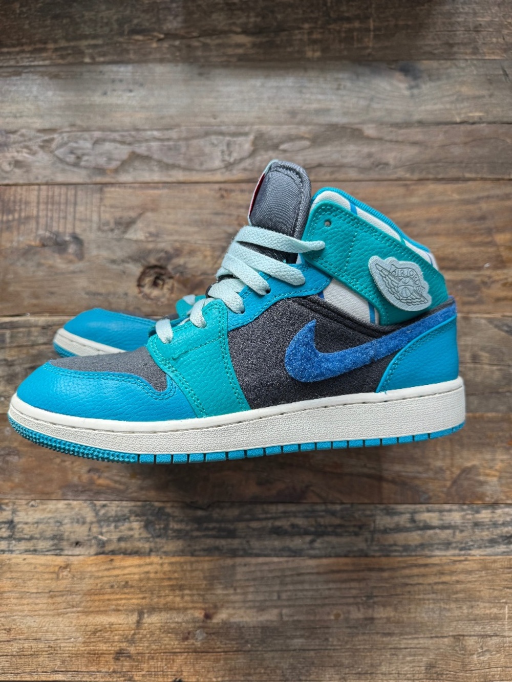 Air Jordan 1 Mid GS "Inspired By The Greatest", Size 6 Youth, Aquatone Blue